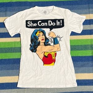 Wonder Woman “She Can Do It” Graphic T-Shirt Size Small